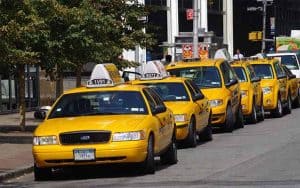 ticari taksi sahibi olmak. taksicilik yapmak. taksi şoförlüğü yapmak